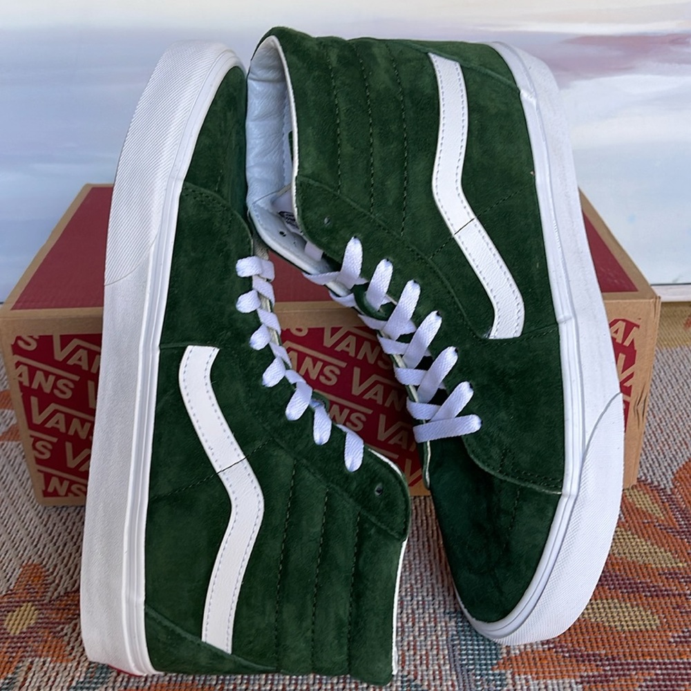 Vans Men’s Sk8-Hi
Pig Suede Douglas Fir
VN0007NSBXU
Sneakers - Picture 12 of 16